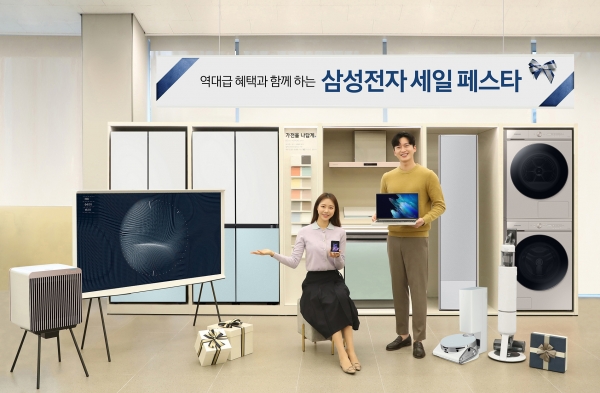 삼성전자 모델이 삼성 디지털프라자 서초본점에서 '삼성전자 세일 페스타'를 소개하고 있다. [사진=삼성전자]