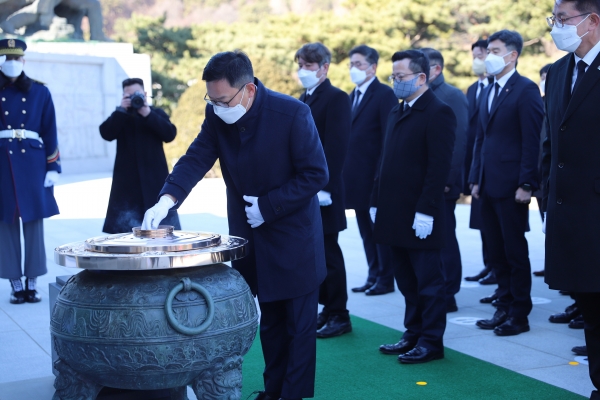 한화에어로스페이스 손재일 대표이사가 2일 국립서울현충원을 찾아 분향하고 있다. [사진=한화그룹]