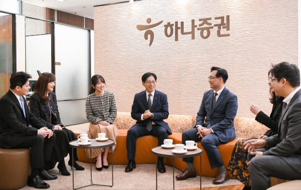 강성묵 하나증권 대표이사가 영업점을 방문해 직원들과 대화하고 있다. [사진제공=하나증권]