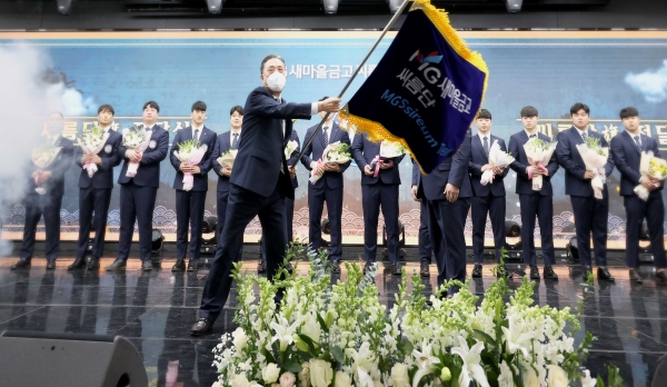 지난 10일 박차훈 새마을금고중앙회장이 창단식에서 씨름단기를 흔들며 씨름단의 힘찬 출발을 알리고 있다. [사진제공=새마을금고]