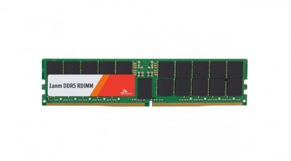 SK하이닉스가 세계 최초로 인텔로부터 인증을 획득한 10나노급 4세대 서버 D램 DDR5 [사진=SK하이닉스]