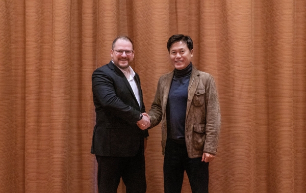 박정호 대표이사 부회장(오른쪽)이 크리스티아노 아몬 퀄컴 최고경영자(CEO)와 반도체 사업 협력 방안을 논의했다. [사진=SK하이닉스]