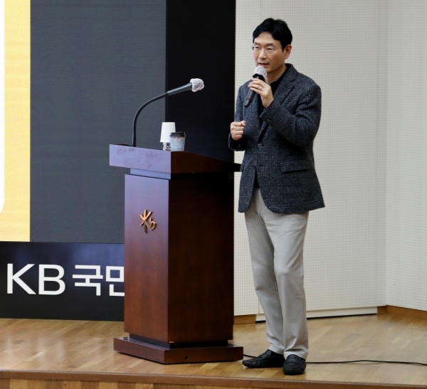 지난 13일 열린 2023년 상반기 경영전략회의에서 참석한 이창권 KB국민카드 사장이 올해 경영전략에 대해 말하고 있다. [사진제공=KB국민카드]