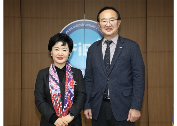 강신숙 수협은행장(사진 왼쪽)과 박경철 한국어촌어항관리공단 이사장이 기념촬영을 하고 있다. [사진제공=Sh수협은행]