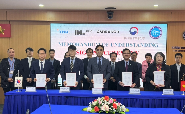지난 18일 베트남 하노이광업지질대학교에서 열린 ‘탄소광물 플래그십 사업 양해각서 체결식’에서 참석자들이 기념촬영을 하고 있다. (왼쪽부터 카본코 사업수행실 김영호 부장, DL이앤씨 플랜트사업본부 김동현 실장, 강원대학교 최성웅 부총장, 하노이광업지질대학교 탕 하이 쩐(Thanh Hai Tran) 총장, 탄소광물화플래그십사업단 안지환 단장)
