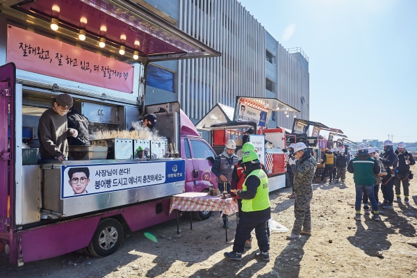 한화 건설부문이 현장 근로자들에게 '찾아가는 겨울간식차' 운영을 통해 간식을 제공하고 있다. [사진제공=한화 건설부문]