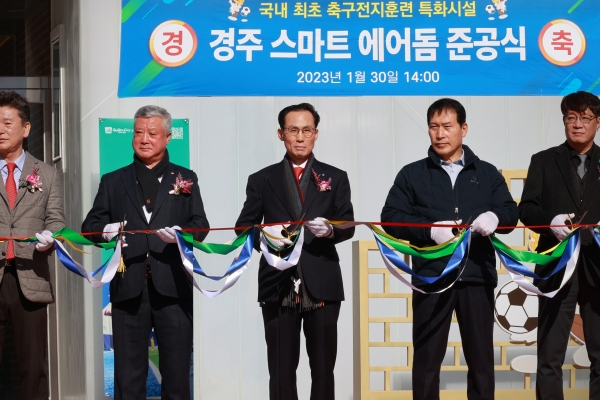 지난달 30일 개관식 행사에서 우리카드 김정기 사장(가운데)과 주요 관계자들이 기념촬영을 하고 있다. [사진제공=우리카드]