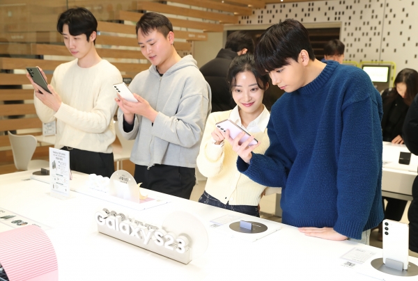 삼성 디지털프라자 홍대본점에 마련된 갤럭시 스튜디오에서 방문객들이 '갤럭시 S23' 시리즈를 체험하고 있다. [사진=삼성전자]