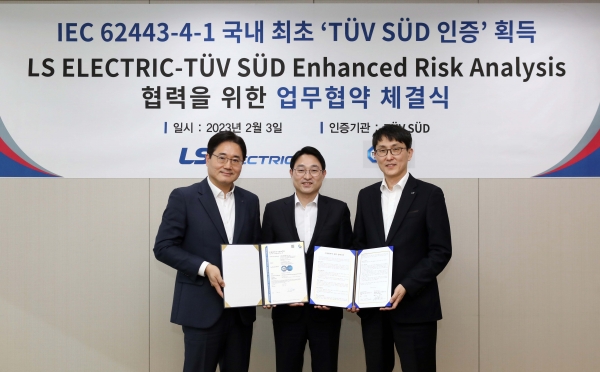 지난 3일 안양에 위치한 LS일렉트릭 R&D캠퍼스에서 서장철 LS일렉트릭 미래기술연구소 CTO(왼쪽 첫번째), 서정욱 TUV SUD(티유브이 슈드) 코리아 대표(가운데) 조주현 LS일렉트릭 자동화솔루션연구소 이사(오른쪽 첫번째)가 인증서를 수여 받고 기념촬영을 하고 있는 모습 [사진=LS일렉트릭]