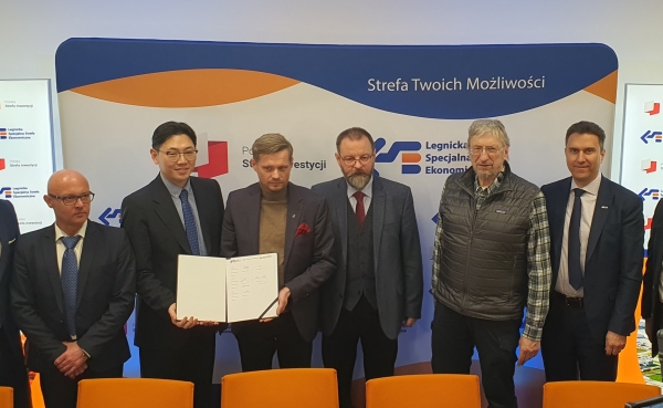 지난 8일 폴란드 현지에서 진행된 ‘현대엔지니어링-USNC-LSEZ 초소형모듈원전(MMR) 사업개발 MOU 체결식’에서 정회성 현대엔지니어링 원자력영업팀장(왼쪽 두번째), 프쉐미스와프 보젝 LSEZ 사장(왼쪽 세번째), 리자드 바브리니예비치 LSEZ 부사장(가운데), 프란체스코 베네리 USNC CEO(오른쪽 두번째)가 MOU에 서명하고 기념사진을 촬영하고 있다.