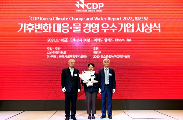 이성녀 SK에코플랜트 ESG추진 담당임원(가운데)이 서울 글래드호텔 여의도에서 열린 ‘2022년 기후변화 대응 및 물 경영 우수기업’ 시상식에서 수상 후 기념촬영을 하는 모습. [사진제공=SK에코플랜트]