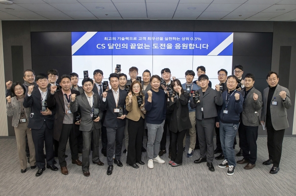 삼성전자서비스 대표이사 송봉섭 부사장(첫번째 줄 왼쪽에서 7번째)과 CS 달인 수상자 기념 촬영 [사진=삼성전자]
