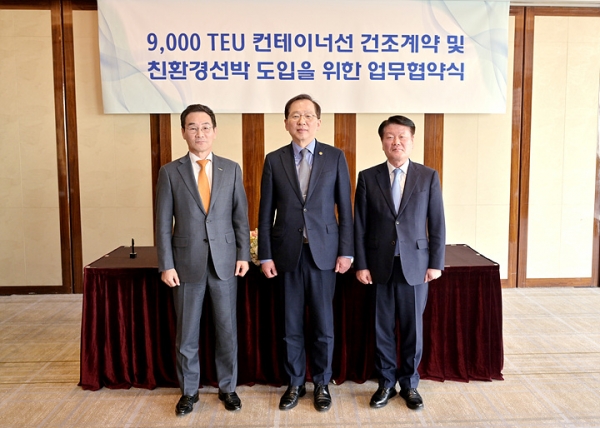 (왼쪽부터) 유상철 HJ중공업 대표, 조승환 해양수산부 장관, 김경배 HMM 사장 [사진=HJ중공업]
