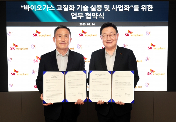 김병권 SK에코플랜트 에코랩센터 대표(사진 오른쪽)와 박용주 홍보에너지 대표가 협약식 후 기념촬영을 하는 모습. [사진제공=SK에코플랜트]