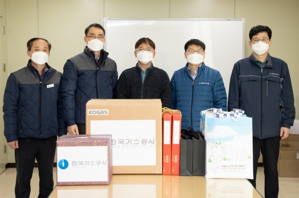 가스공사 서울지역본부는 2월 15일 강서뇌성마비복지관에 방문해 요금감면제도 취지 및 신청 방법을 홍보하고 방한용품을 지원했다. [사진=한국가스공사]