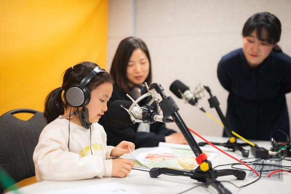 한화 임직원 및 가족들이 '목소리 기부' 가족봉사활동에 참여해 동화책 녹음을 진행하고 있다. [사진제공=한화 건설부문]