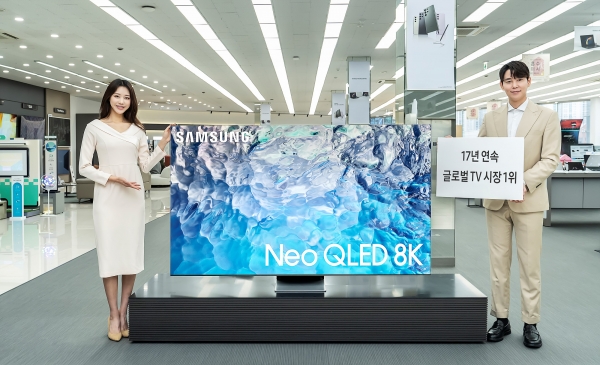 삼성전자 모델이 경기 용인시에 위치한 삼성 디지털프라자 수원본점에서 17년 연속 글로벌 TV 시장 1위를 달성한 삼성전자의 TV 제품들을 선보이고 있다. [사진=삼성전자]