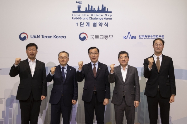 현대건설이 국토교통부가 주최하는 한국형 도심항공교통(K-UAM) 그랜드챌린지 실증사업 참여를 시작으로 버티포트(수직 이착륙 비행장) 설계·시공 기술개발에 본격 착수한다.