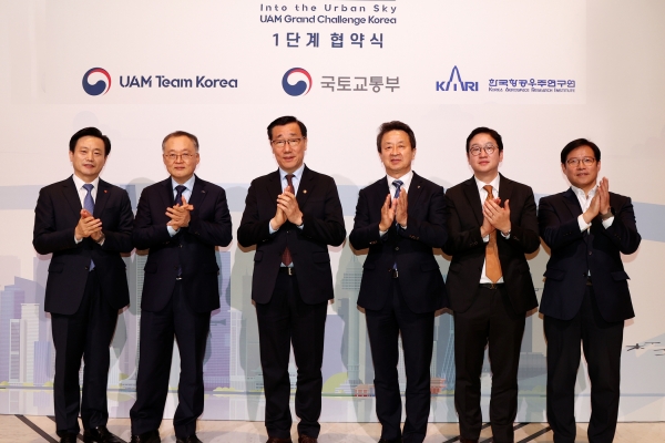 대우건설과 제주항공은 22일 K-UAM을 위한 컨소시엄을 구성하고 기본 협약을 체결했다. 왼쪽부터 김이배 제주항공 사장, 이상률 한국항공우주연구원 원장, 어명소 국토교통부 2차관, 백정완 대우건설 사장, 김승준 대우건설 상무, 박태하 제주항공 단장.