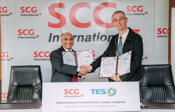 루크 슐트 반 마스(Luc Scholte van Mas) 테스-태국(TES-Thailand) 전무(Managing Director)(오른쪽)와 아비짓 타타(Abhijit Datta) SCG인터내셔널 전무(Managing Director)(왼쪽)가 협약 체결 후 기념촬영을 하는 모습. [사진제공=SK에코플랜트]