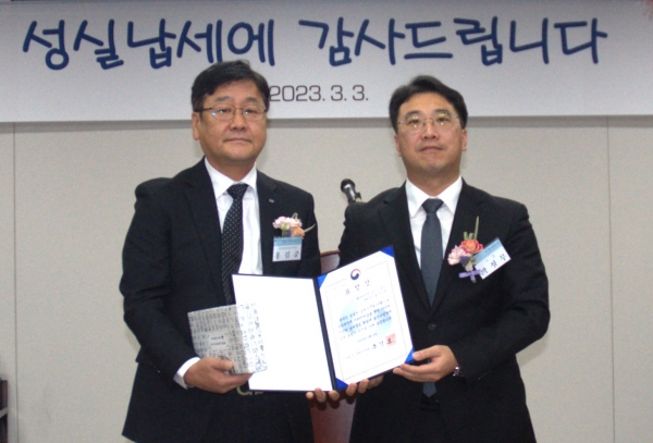 LIG넥스원이 '제57회 납세자의 날' 기념식에서 기획재정부 장관 표창을 수상했다. 사진은 LIG넥스원 홍길준 경영관리본부장(왼쪽)이 박성무 기흥세무서장(오른쪽)으로부터 표창을 받고 기념촬영을 하고있다. [사진=LIG넥스원]