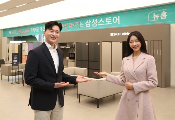 삼성전자 모델이 '삼성스토어' 대치점을 소개하고 있는 모습. 삼성전자는 오프라인 매장 명칭을 23년만에 '삼성 디지털프라자'에서 '삼성스토어'로 변경하고, 보다 젊고 차별화된 브랜드 경험을 제공하는 공간으로 재단장한다. [사진=삼성전자]