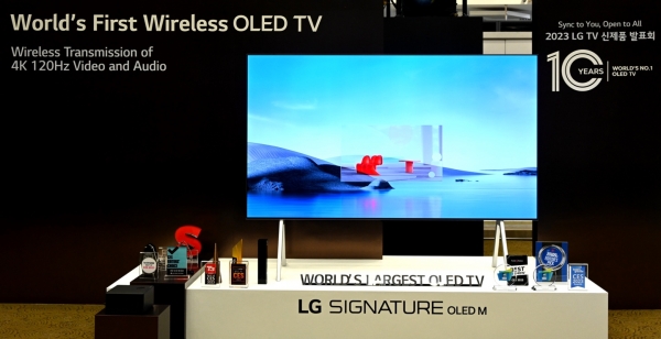 LG전자가 8일 서초 R&D캠퍼스에서 열린 2023년 TV 신제품 발표회에서 10년 혁신 기반으로 전원을 제외한 모든 선을 없앤 LG 시그니처 올레드 M을 선보였다. [사진=LG전자]