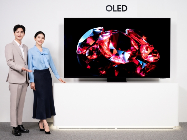 삼성전자 모델이 올해 국내 시장에 첫 선을 보이는 삼성 OLED를 소개하고 있는 모습 [사진=삼성전자]