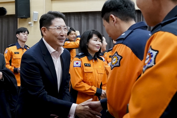 효성 조현준 회장이 14일 울산북부소방서에서 열린 ‘제1차 다함께 나눔 프로젝트’ 행사에서 소방관을 만나 인사하고 있다. [사진=효성]