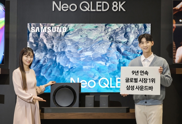 삼성전자 모델이 경기도 수원시에 위치한 삼성전자 수원 디지털시티에서 사운드바 9년 연속 글로벌 시장 1위 달성을 기념하며, 2023년형 사운드바 'HW-Q990C'와 2023년형 Neo QLED 8K 제품을 소개하고 있는 모습 [사진=삼성전자]