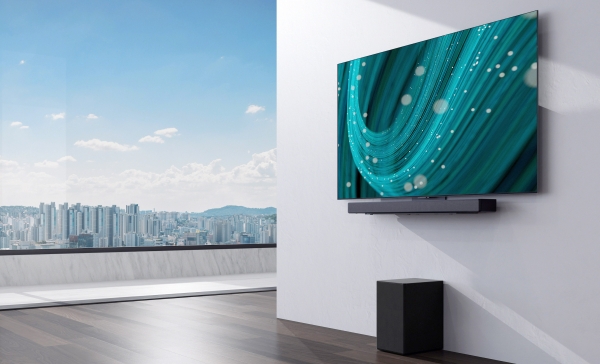 LG 올레드 TV에 최적화된 디자인과 사운드로 시청경험을 극대화하는 'LG 사운드바' 신제품의 연출 이미지 [사진=LG전자]