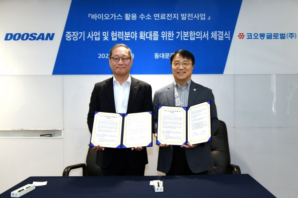 (왼쪽부터) 정형락 두산퓨얼셀 대표이사와 김정일 코오롱글로벌 대표이사가 ’바이오가스 활용 수소 연료전지 발전사업 중장기 사업 및 협력분야 확대를 위한 기본합의서 체결식‘을 가졌다. [사진제공=코오롱글로벌]