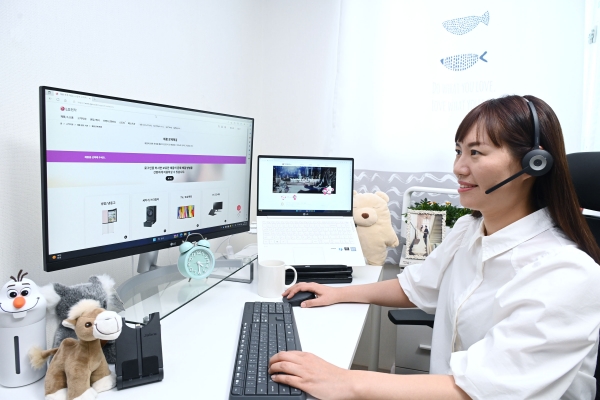 하이텔레서비스가 3주 재택근무, 1주 사무실 출근하는 ‘밸런스 근무제’를 운영한다. 사진은 부천시 춘의동에 거주 중인 하이텔레서비스 상담 컨설턴트가 재택근무 중인 모습 [사진=LG전자]