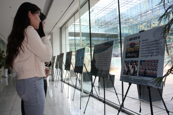 LIG넥스원 임직원이 천안함 재단과 공동 진행한 ‘서해 55용사 추모사진전’을 둘러보며 그들의 숭고한 희생과 헌신을 기리는 시간을 가졌다. [사진=LIG넥스원]