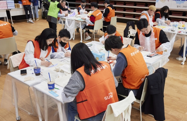 호반사랑나눔이 소속 호반그룹 임직원과 가족 50여명이 취약계층 아동을 위한 ‘학습키트'를 만드는 모습. [사진제공=호반그룹]