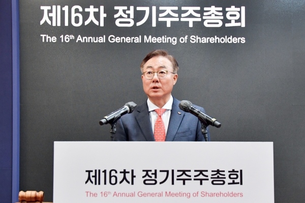 SK이노베이션 김준 부회장이 3월30일 서울 종로구 서린동 SK서린빌딩 수펙스홀에서 개최된 ‘SK이노베이션 제16기 정기주주총회’를 진행하고 있다. [사진=SK이노베이션]