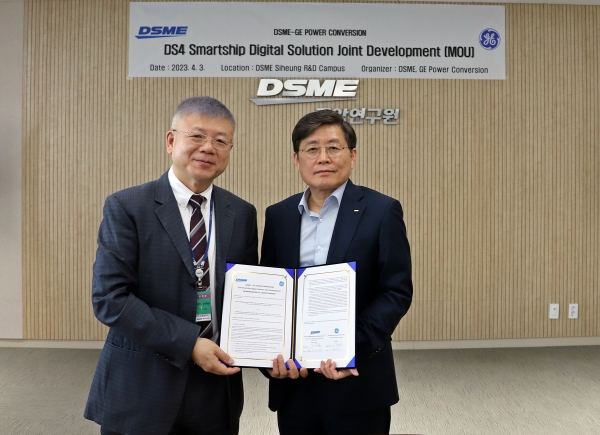 지난 3일 대우조선해양 시흥R&D캠퍼스에서 대우조선해양 중앙연구원장 최동규 전무(오른쪽)와 GE파워컨버전스 토마스 진 아시아 대표가 'DS4 스마트십 디지털 솔루션 공동 개발'을 위한 양해 각서를 체결한 뒤 기념촬영을 하고 있다. [사진=대우조선해양]