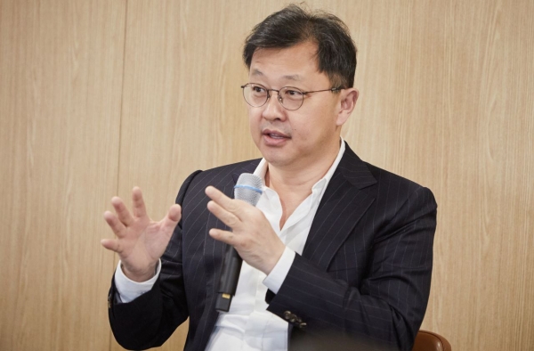 최재원 SK온 수석부회장이 5일 오후 서울 종로구 관훈동 SK온 관훈사옥에서 개최된 ‘SK On, Drive On' 타운홀 미팅을 진행하고 있다. [사진=SK온]