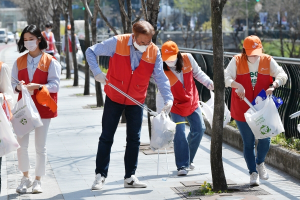 2022년 4월, SK이노베이션 김준 부회장(왼쪽에서 두 번째)과 신입사원들이 서울 종로구 일대에서 산해진미 활동을 펼쳤다. [사진=SK이노베이션]