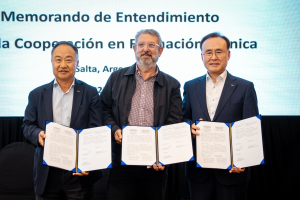 지난 11일, 살타 주(州)에서 '아르헨티나 건설기능인력 양성 업무협약'을 체결 후 기념 사진 촬영 모습. 왼쪽부터 포스코-아르헨티나 김광복 법인장, UOCRA 재단 구스타보 간다라 (Gustavo Gandara) 부이사장, 포스코이앤씨 최종진 경영지원본부장.