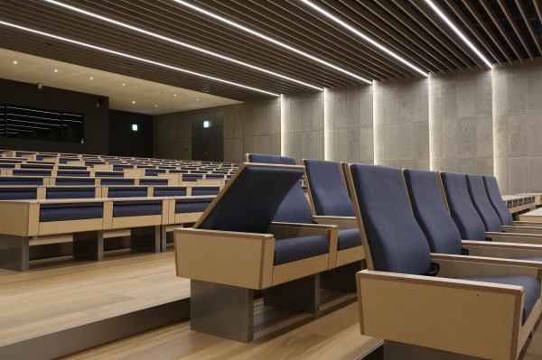 ‘지속가능한 멀티공간(Sustainable Multi-Purpose Space)’ 디자인이 적용된 현대엔지니어링 본사 대강당 모습. [사진제공=현대엔지니어링]