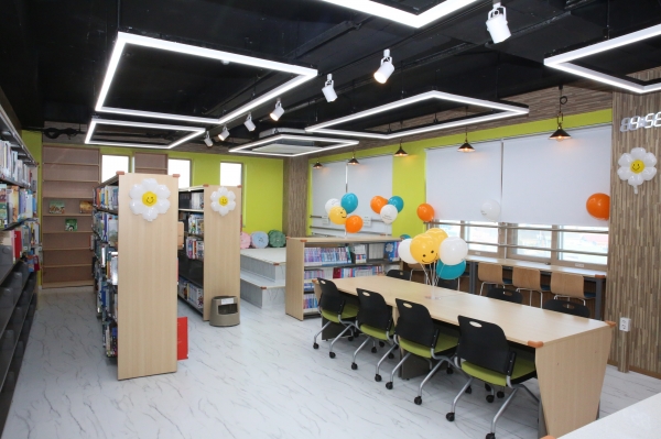한화 건설부문과 한국중부발전이 연평초등학교에 조성한 포레나·에코세코미 도서관 전경. [사진제공=한화 건설부문]