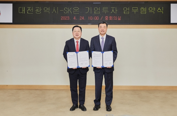 지동섭 SK온 사장(오른쪽)과 이장우 대전시장이 24일 오전 대전시청에서 업무지원 협약을 맺고 있다. [사진=SK온]