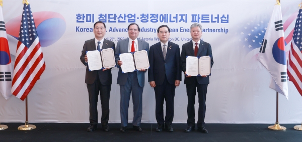 (왼쪽부터)현대건설 윤영준 사장과 홀텍 크리스 싱 대표, 산업통상자원부 이창양 장관, 한국무역보험공사 이인호 사장이 25일(현지시간) 미국 워싱턴D.C에서 열린 ‘한미 첨단산업·청정에너지 파트너십 MOU 체결식’ 이후 기념사진을 촬영하고 있다. [사진제공=현대건설]