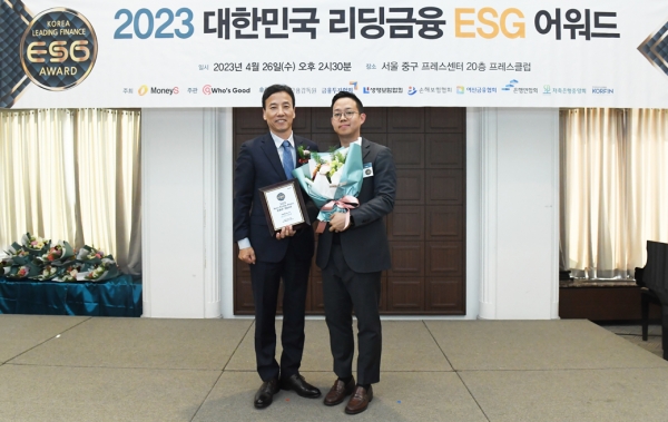 지난 26일 강명석 상상인저축은행 ESG 팀장(오른쪽)이 시상식에 참석해 최병주 저축은행중앙회 수석 상무(왼쪽)와 기념촬영을 하고 있다. [사진제공=상상인저축은행]