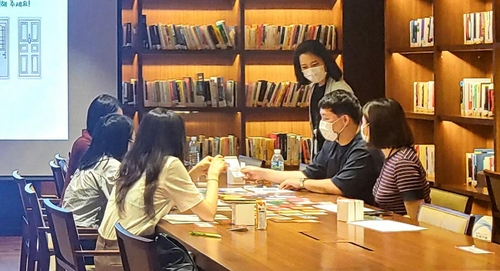 SK이노베이션 구성원들이 SK서린빌딩 공유오피스 라운지에서 회의를 하고 있다. [사진=SK이노베이션]