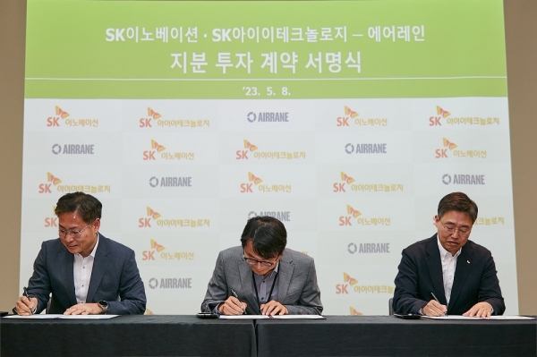 강동수 SK이노베이션 포트폴리오 부문장(왼쪽부터)과 하성용 에어레인 대표이사, 이병인 SK아이이테크놀로지 BM혁신실장이 투자 계약서에 사인을 하고 있다. [사진=SK이노베이션]