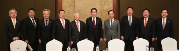 기시다 후미오 일본 총리와 최태원 대한상의 회장, 김병준 전경련 회장직무대행을 비롯한 경제단체장과 주요 내빈들이 8일 서울 소재 호텔에서 열린 ‘기시다 후미오 일본 총리-한국 경제인 간담회’에서 기념 촬영하고 있다. ⓒ전국경제인연합회 제공