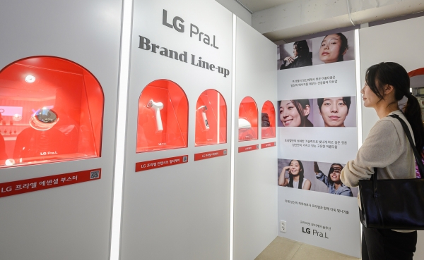 고객이 다양한  프라이빗 뷰티 케어 솔루션 'LG 프라엘' 제품 라인업을 살펴보고 있다. [사진=LG전자]