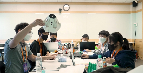 ‘우주의 조약돌’ 1기 학생들이 KAIST 멘토와 함께 ‘우리가 달에 산다면’을 주제로 프로젝트를 진행하고 있다. [사진=한화]